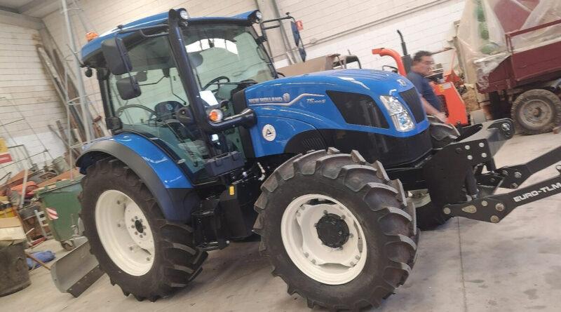 Adquisición de tractor y equipos auxiliares